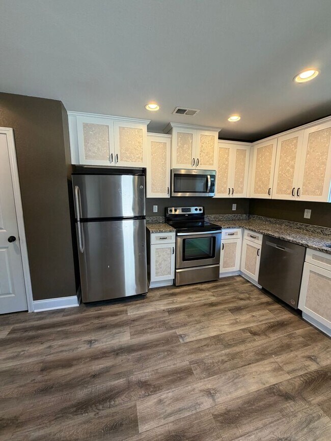 Building Photo - Large 4 Bedroom 2 1/2 Bath Pet Friendly Home For Rent!