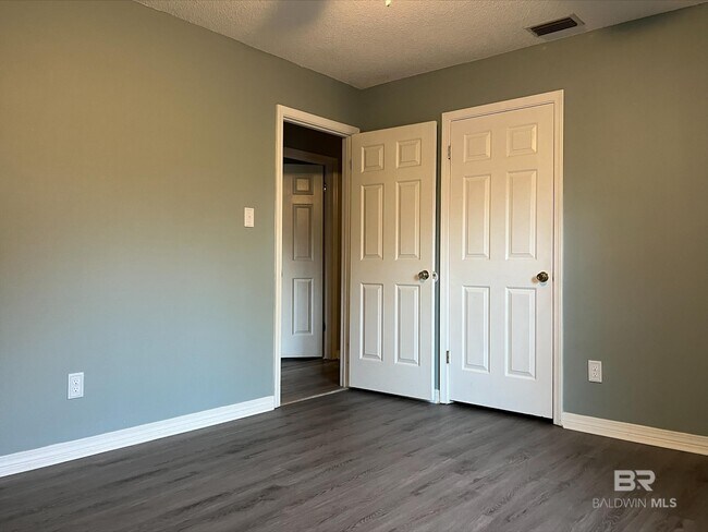 Building Photo - 10510 Gayfer Rd Ext