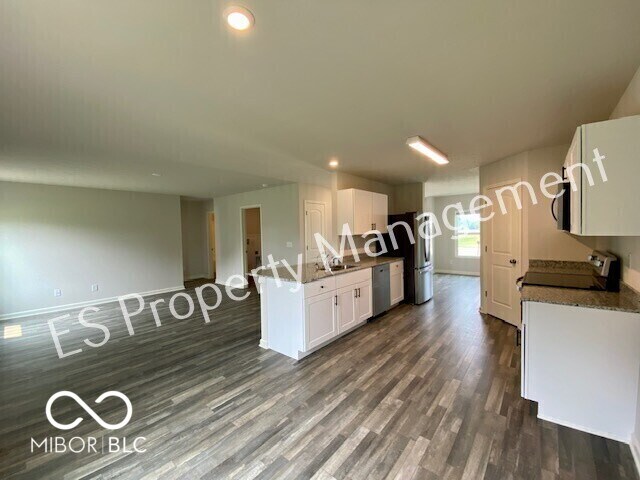 Building Photo - 2913 W Kings Cyn Dr