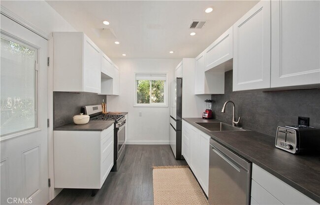 Building Photo - 5759 Jamieson Ave