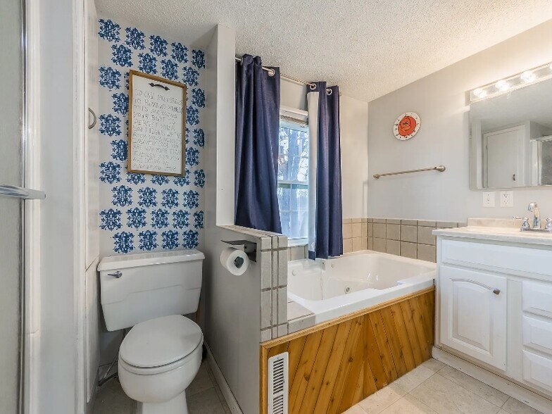 Building Photo - 4816 Mockingbird Ln