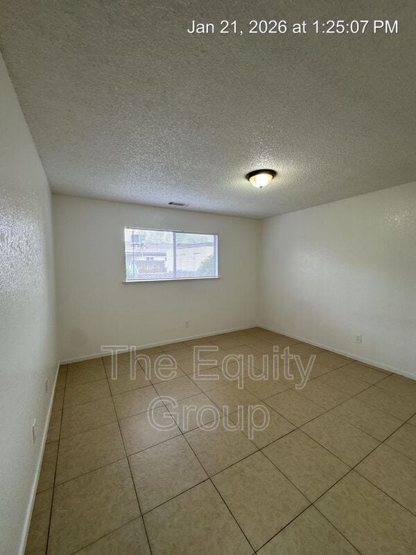 Building Photo - 2025 S Tracy Ct