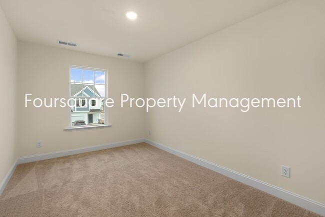 Building Photo - Townhome! | Back Patio with Privacy Fence|...