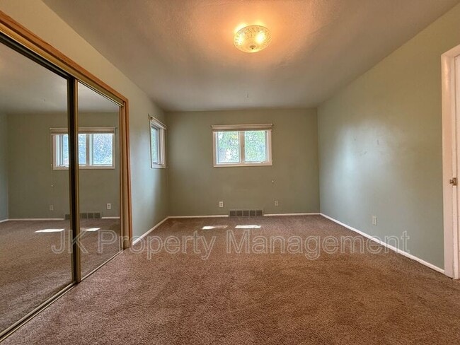 Building Photo - 806 Forest Ave