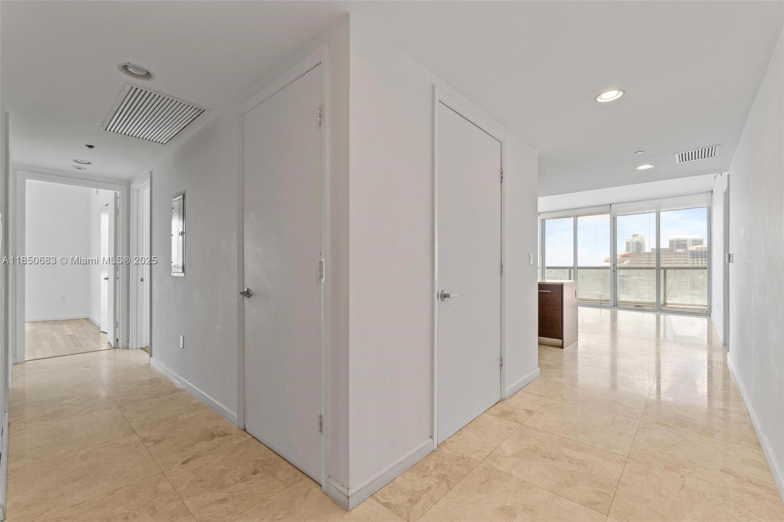 Building Photo - 495 Brickell Ave
