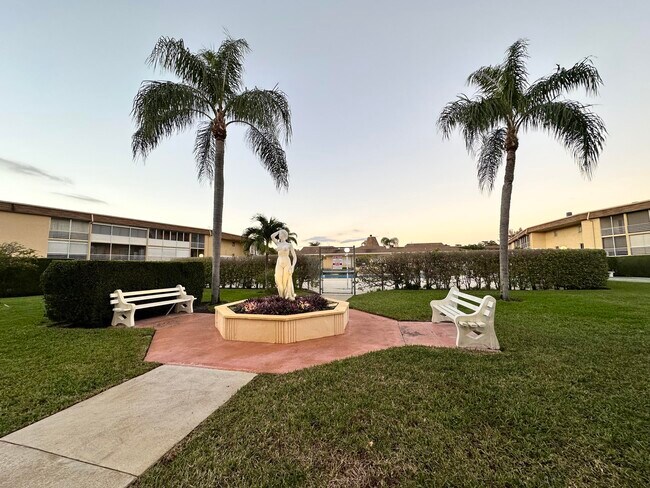 Building Photo - 600 Village Green Ct