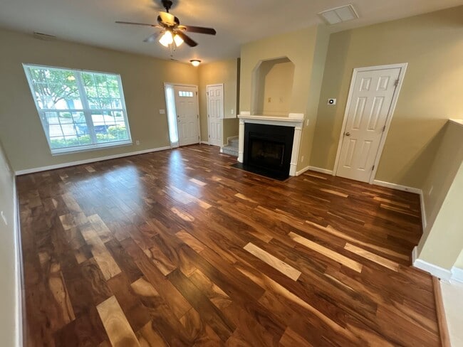 Building Photo - 3 Bed | 2.5 Bath Townhouse in North Raleigh