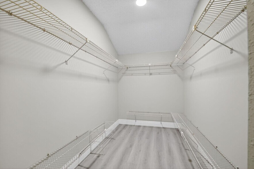 Building Photo - 704 Sunny Pine Way