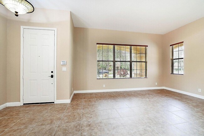 Building Photo - 748 Cresta Cir