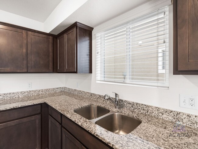 Building Photo - Spacious 3 Bed/2.5 Bath Townhome in Magna Community!