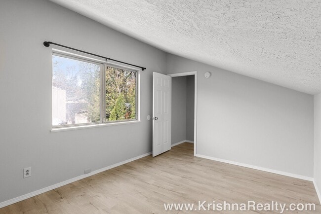 Building Photo - Charming 3 Bedroom | 2 Bathroom Duplex | Private Backyard | Near Washington Square Mall