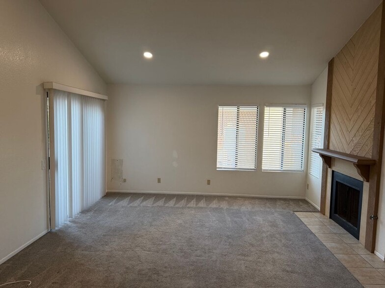 Building Photo - 4791 Lago Dr