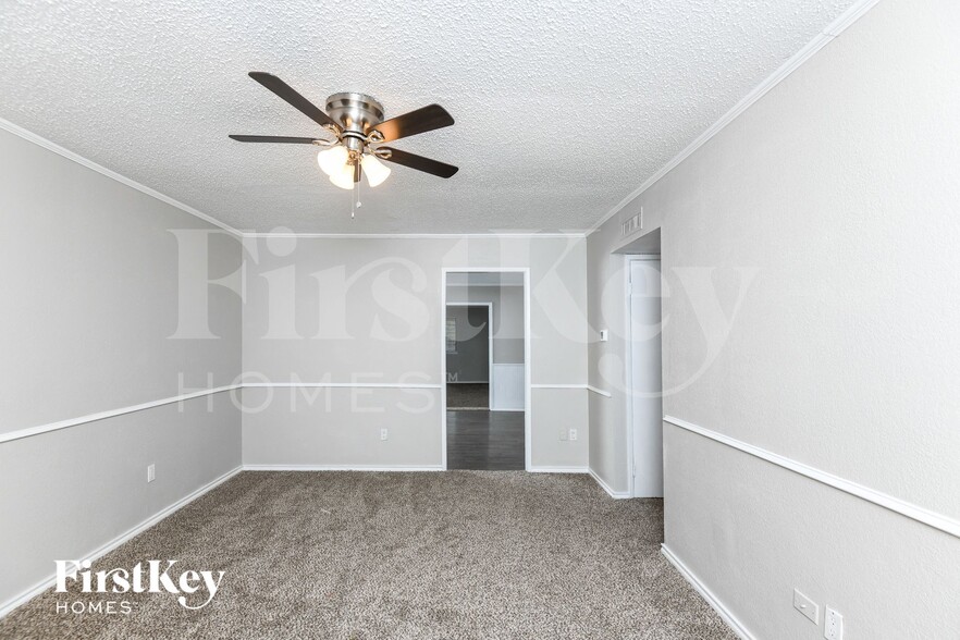 Building Photo - 3630 Williamsburg Dr