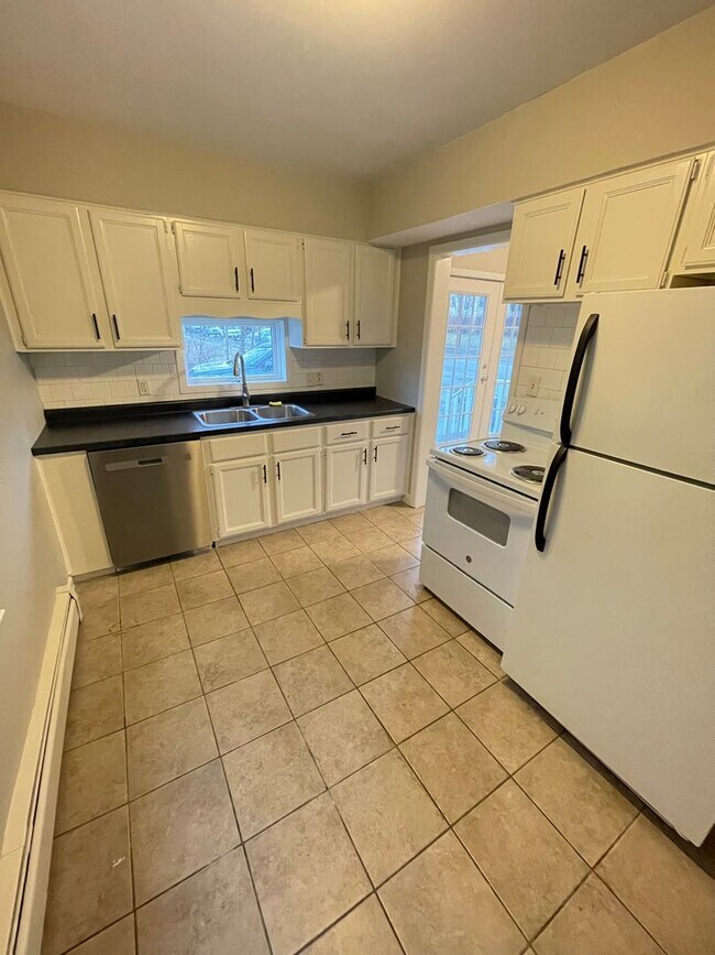Building Photo - AVAILABLE Immediately! - Gorgeous 3 Bedroom 1 Bath Single Family Home!