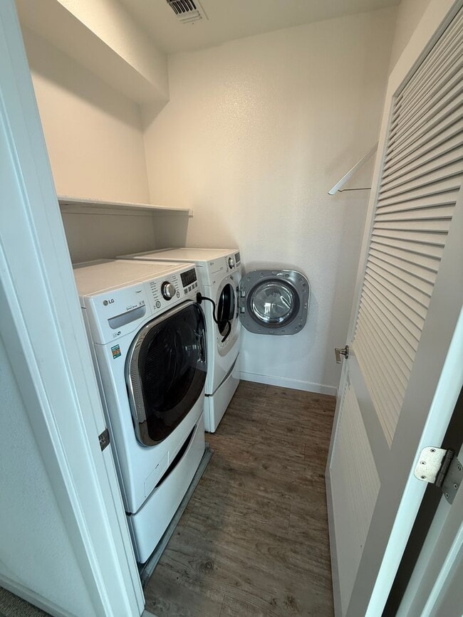 Building Photo - MODERN SMART CONDO IN DESIREABLE COMMUNITY