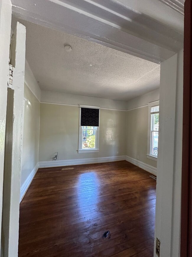 Building Photo - 5 bedroom 1.5 bath
