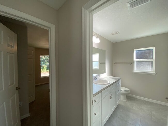 Building Photo - Custom Home - Desirable SW Ocala Neighborhood 3/2/2 **Won't Last**