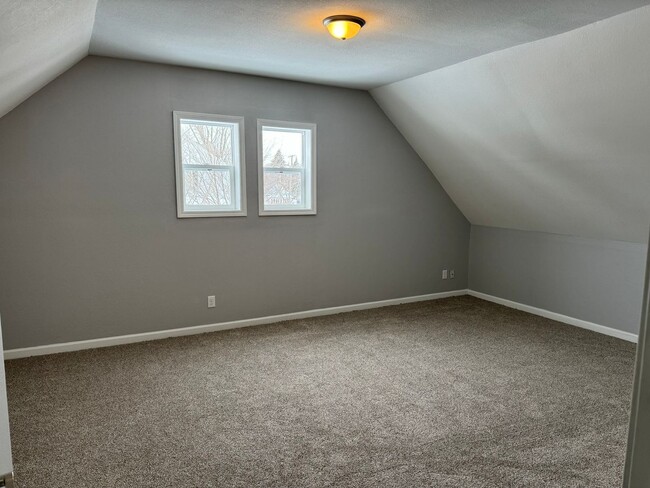 Building Photo - 3 Bedroom with a Possible 4th Bay City Ren...