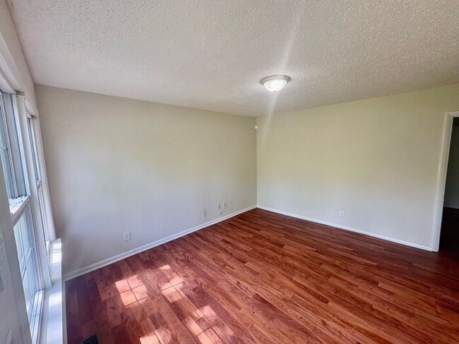 Building Photo - 3 Bed /2.5 Bath East Nash!