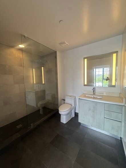 Building Photo - 420 NW 25th Ct