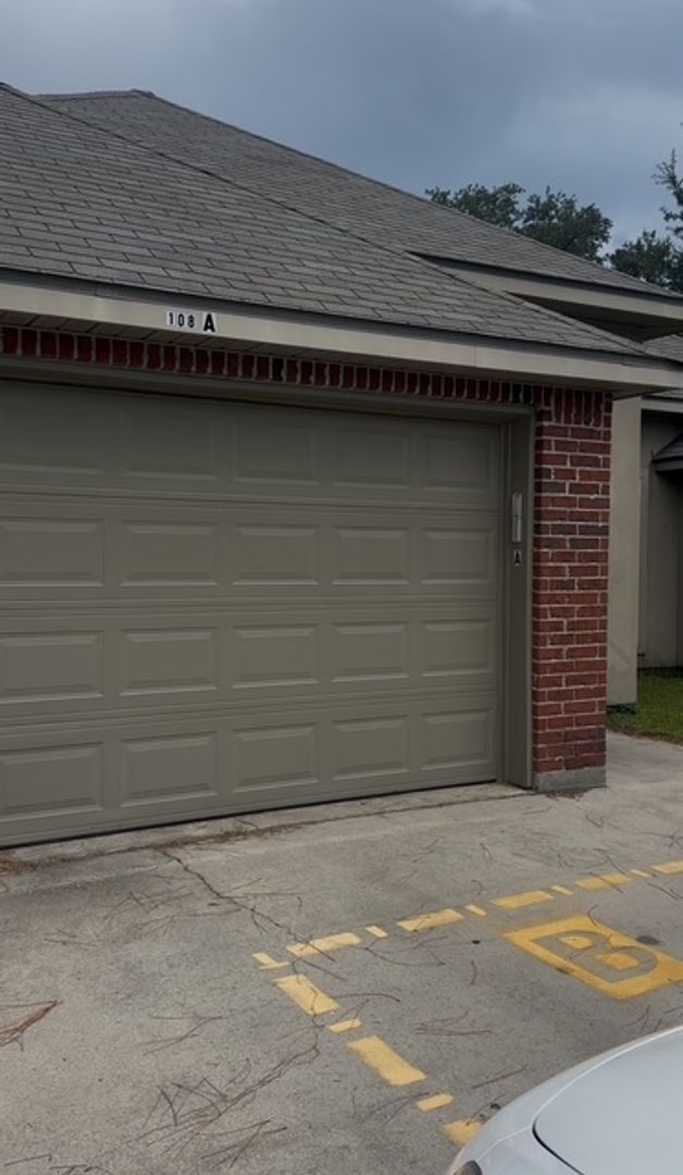 Building Photo - ALL-INCLUSIVE RENT, UTILITIES & FULLY FURNISHED FOR JUST $1000/mo!