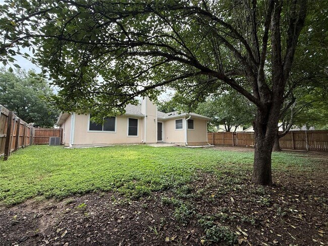 Building Photo - 14517 Oliphant St