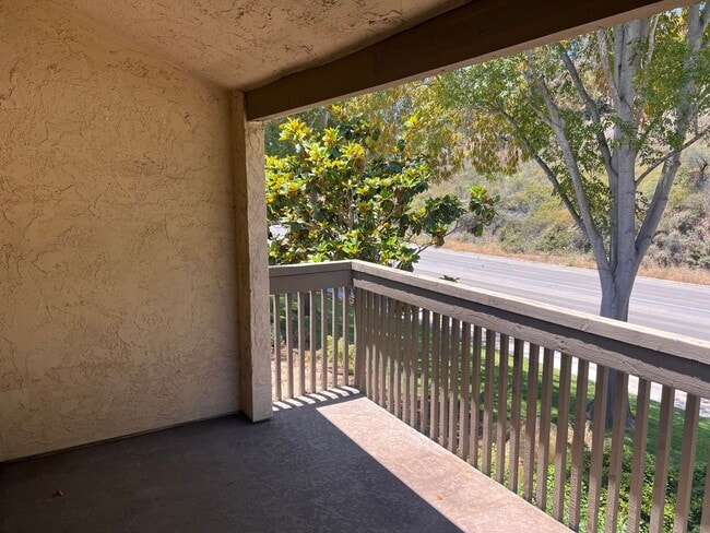 Building Photo - 2 bedroom, 2 bath top floor condo in La Jolla