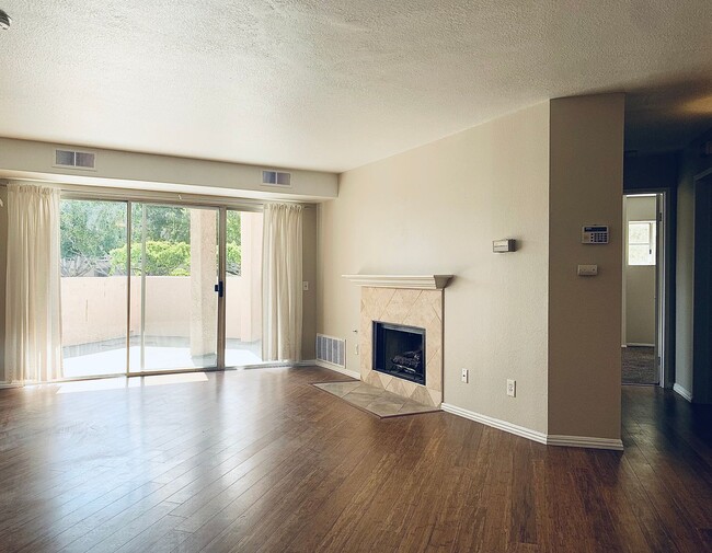 Building Photo - Fashion Hills 2 bedroom, 2 bath with 2 car garage!