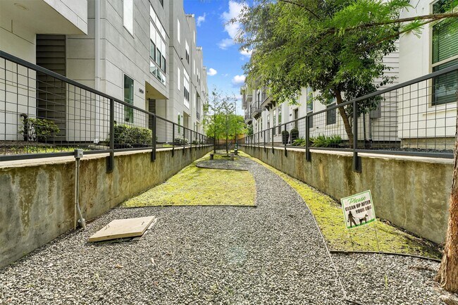 Building Photo - 5854 E Post Oak Ln