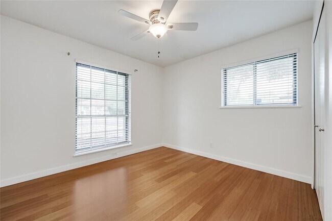 Building Photo - 307 Thistlewood Dr