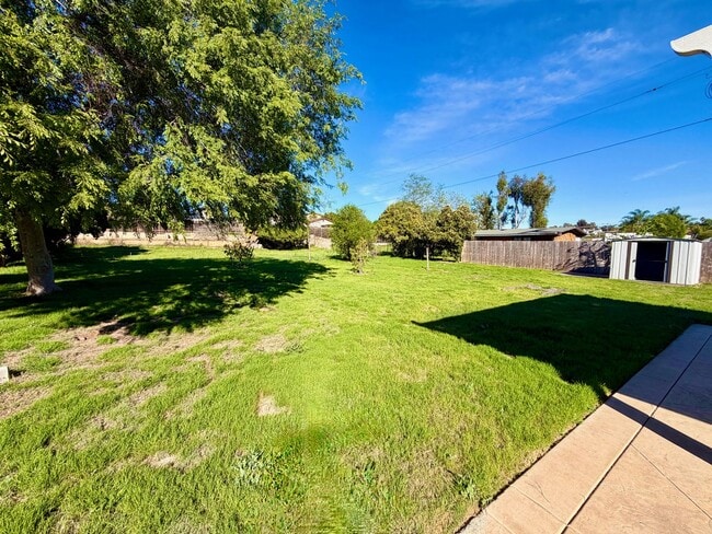 Building Photo - Great home with LARGE backyard!