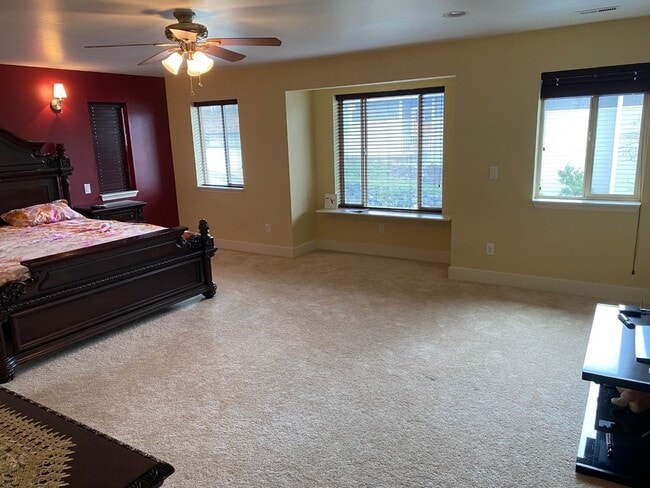 Building Photo - 5-Bedroom Home Located in Barkley Neighborhood