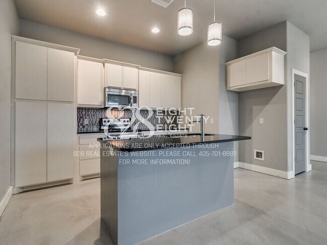 Building Photo - *AVAILABLE NOW!* Urban chic 3 bed/2.5 bath Townhome in West Norman!