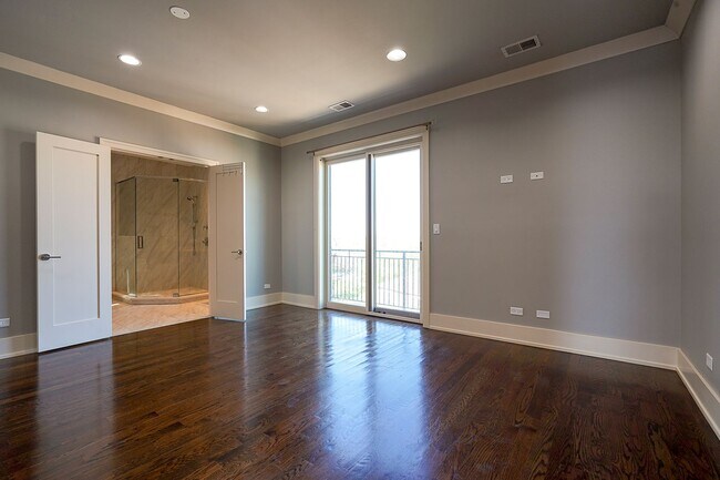 Building Photo - Luxurious 3BR/2BA Condo – Near University of Chicago in the heart of Hyde Park!
