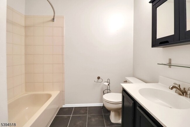 Building Photo - 121 Country Club Dr