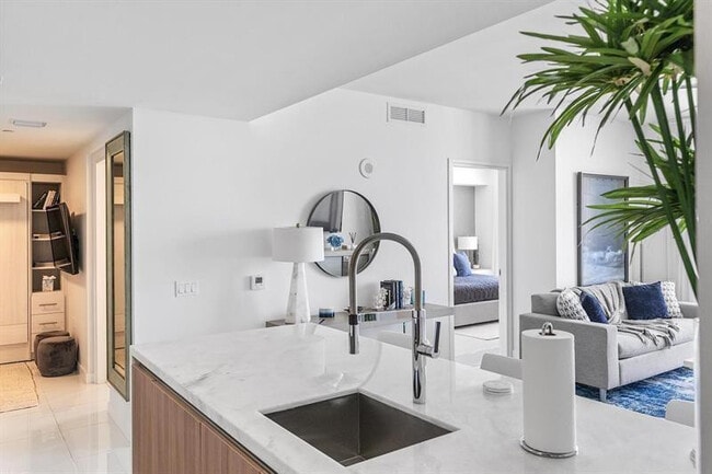 Building Photo - 401 N Birch Rd