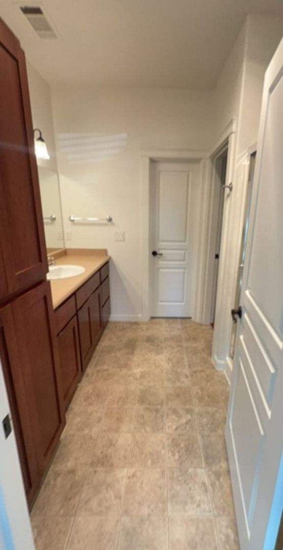 Building Photo - 3 Bedroom 2 Bathroom Home with 2 Car Garage