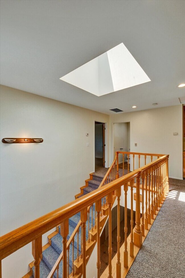 Building Photo - 5-Bedroom Home in Desirable Friendly Hills...