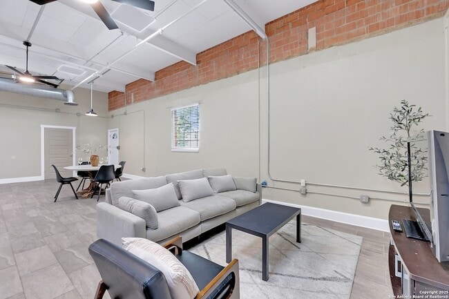 Building Photo - 3363 E Commerce St