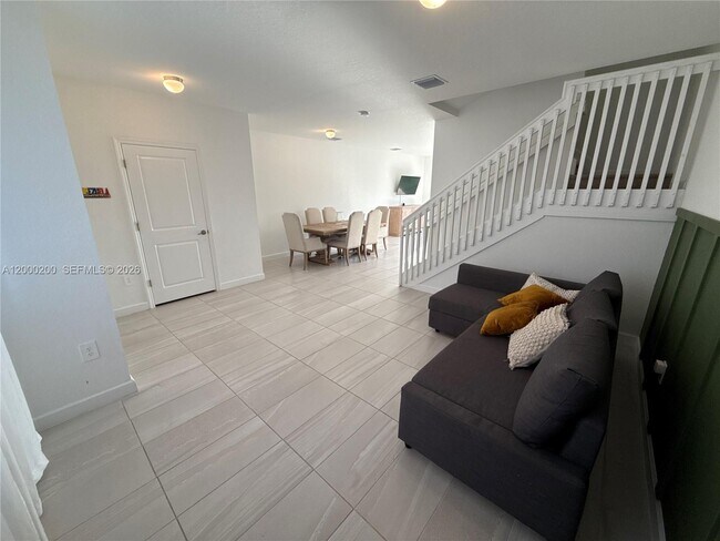 Building Photo - 412 NW 12th Pl