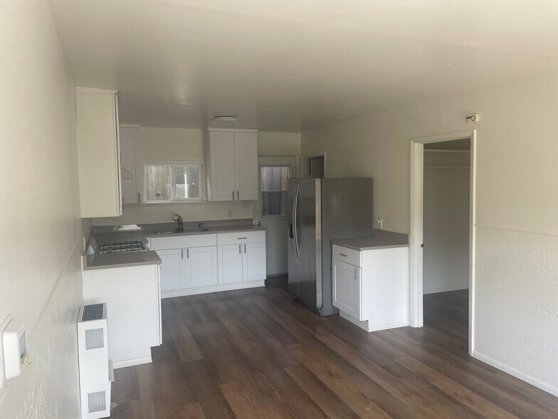 Building Photo - 1146 1st St