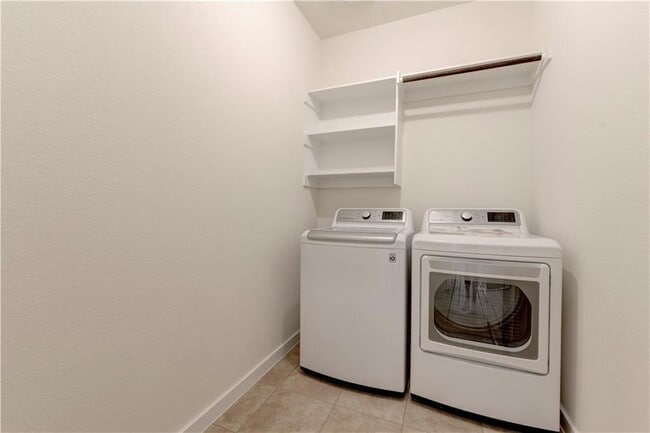 Building Photo - 1328 Kneehigh Ln
