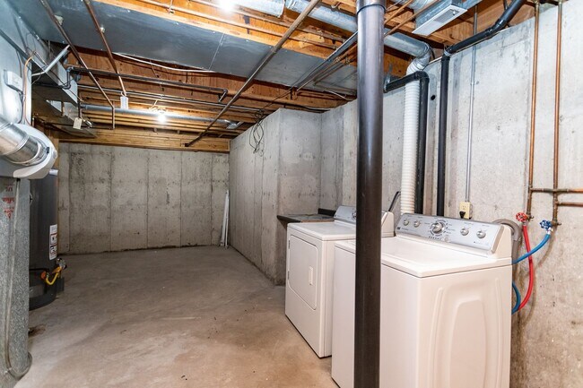 Building Photo - Beautifully Maintained Townhome with Fantastic Amenities