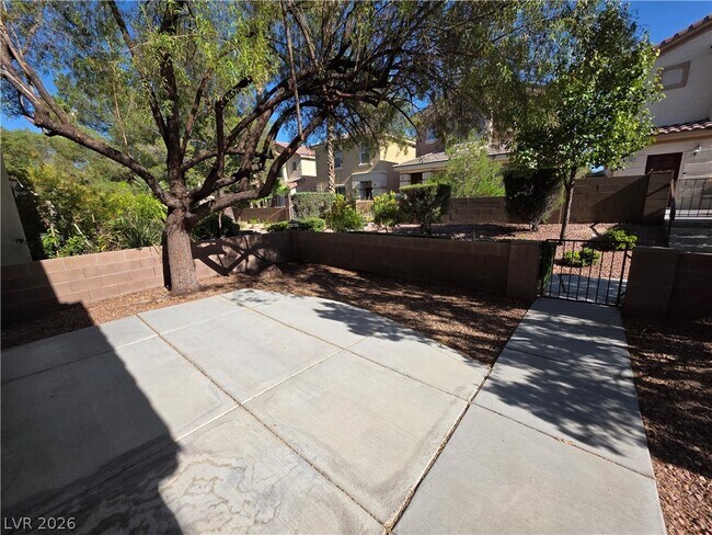 Building Photo - 10021 Via Toro Ave