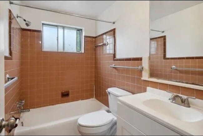 Building Photo - 4 Bedrooms 2 Bathroom