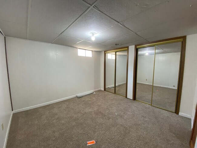 Building Photo - Huge Urbandale Home with Fenced In Back Yard!