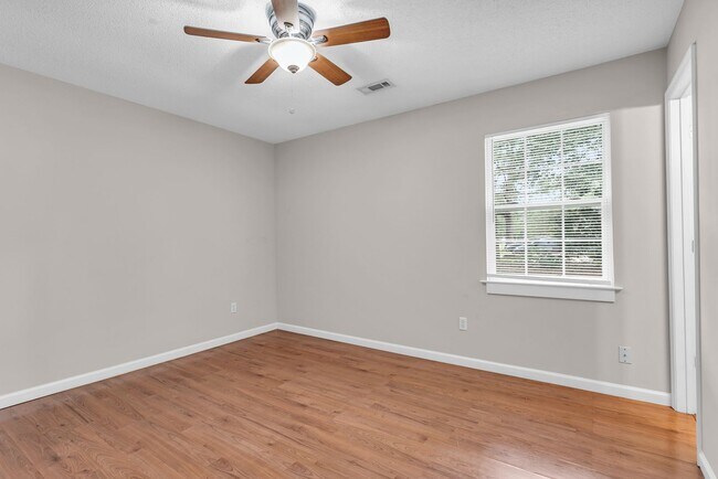 Building Photo - 3 Bedroom 2 Bathrooms in Piercfield Forest - Richmond Hill