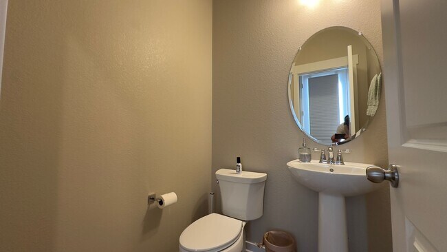 Building Photo - Great Townhome in Timnath Lakes