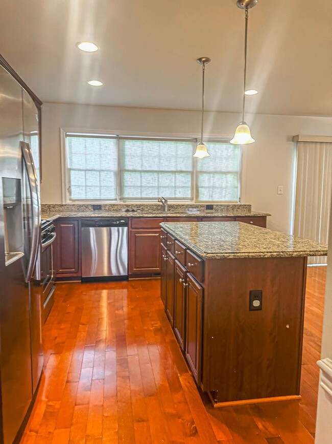Building Photo - Gorgeous 3 Bed 2/2 Bath End Unit Townhome ...