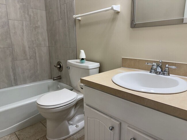 Building Photo - Updated Townhome in Willow Wood Near 120th & Blondo!